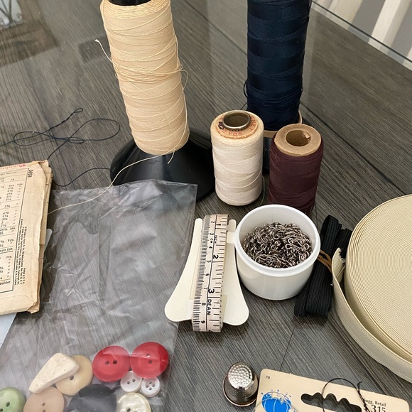 Vintage sewing patterns w/threads needles buttons eye hooks and more 3 Mcalls - Picture 7 of 9